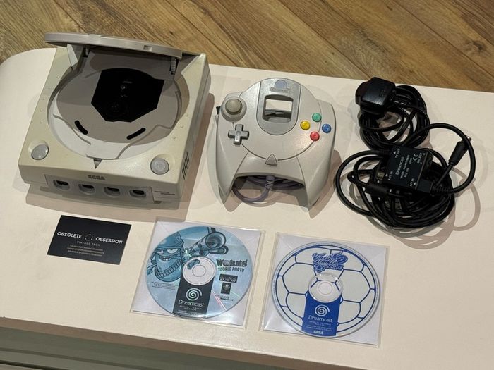 Sega Dreamcast Console Bundle with 2 Games and Controller