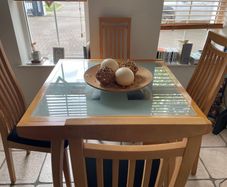 Extendable glass table and 6 dining chairs