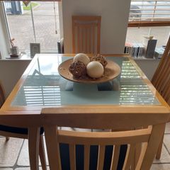 Extendable glass table and 6 dining chairs