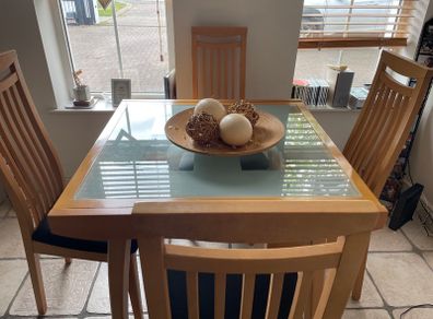 Extendable glass table and 6 dining chairs