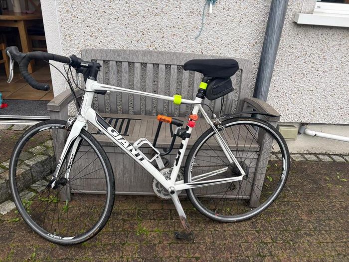 Giant Defy white aluminium road bike