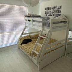 Triple bunk bed