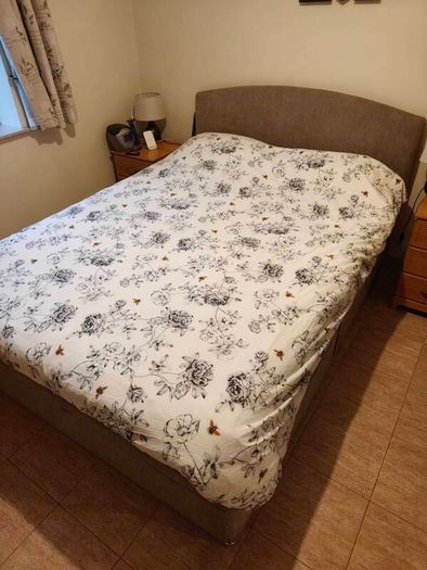 King size bed with storage and matress