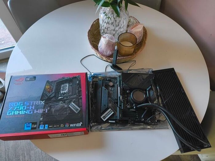 ASUS ROG STRIX Z790-H Gaming Z790 Intel LGA1700  Motherboard and Kolink Umbra Void 360 AIO Cooler