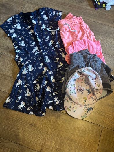 Bundle of aged 8-9 girls clothes