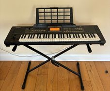 Roland E09 Interactive Arranger Keyboard & Stand