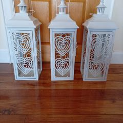 Triple set of lanterns