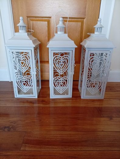 Triple set of lanterns