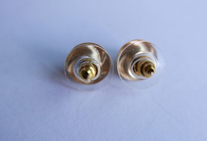 Vintage Solid 9ct Yellow Gold 375 Pearl Earrings.  08g.