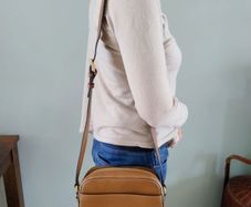 Uterque ladies crossbody genuine leather handbag in excellent condition and never used see last three photos for exact measurements FREE STANDARD POSTAGE INCLUDED