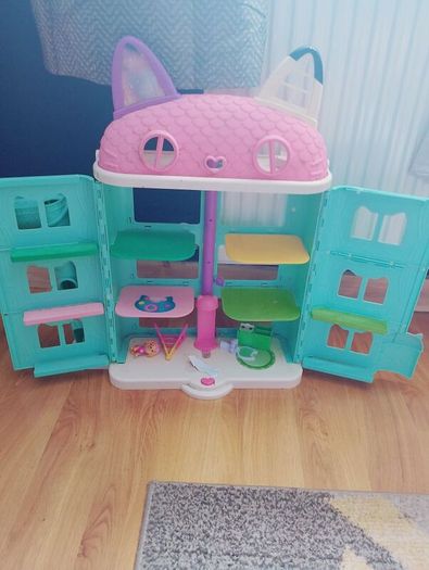 Gabby's dollhouse