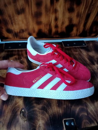 Adidas gazzel red size 3