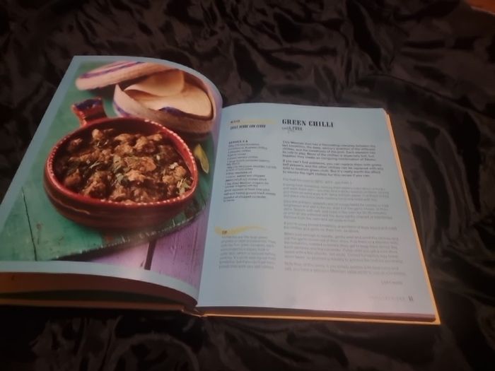 Heat: Cooking With Chillies, The Worlds Favourite Spice (Hardcover)