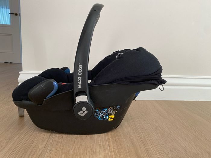 Maxi Cosi Pebble Pro Car seat and ISO Fix base