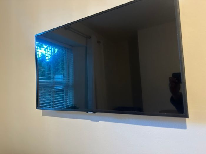 SAMSUNG 32" QLED Smart TV | Perfect Condition