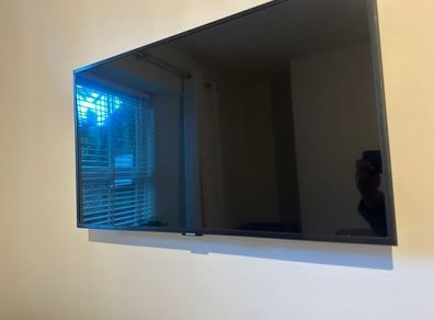 SAMSUNG 32" QLED Smart TV | Perfect Condition