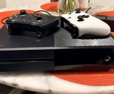Xbox One 500gb + 2 controllers