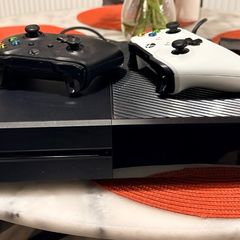 Xbox One 500gb + 2 controllers