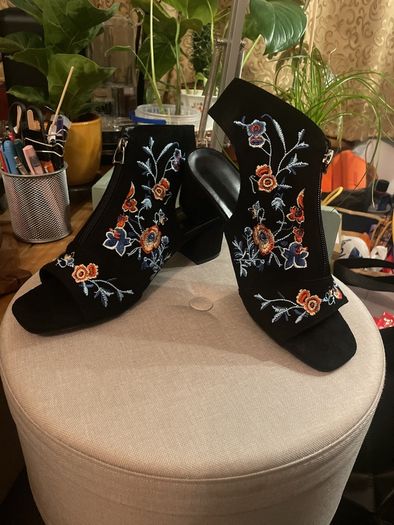 Women Floral Embroidered Peep Toe Chunky Heeled