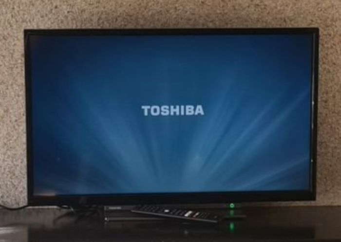 Toshiba 32" Smart TV (32W3863DB) + Remote
