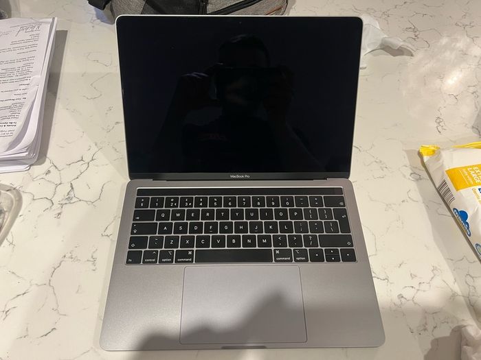 Macbook Pro 2019 Touchbar and accessories - Great condition