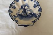 Delft blue seashell dish