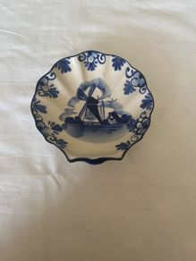 Delft blue seashell dish