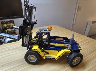 LEGO 42079 Technic Heavy Duty Forklift