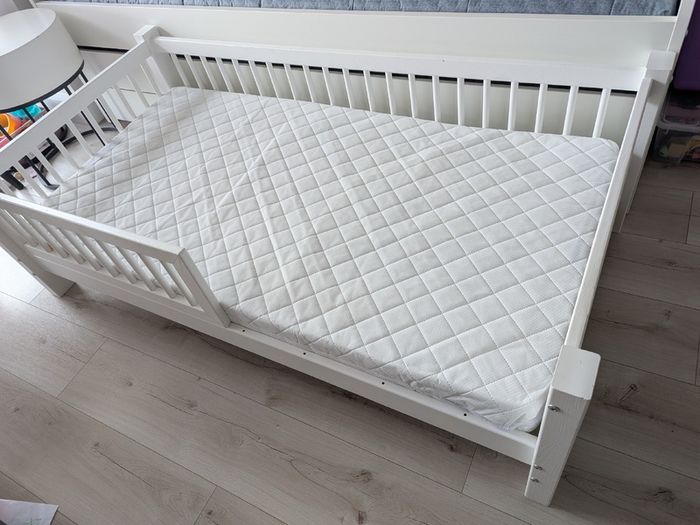 High quality Kids Bed with mattress (like new)