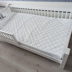 High quality Kids Bed with mattress (like new)