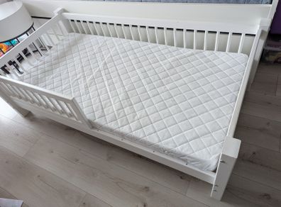 High quality Kids Bed with mattress (like new)