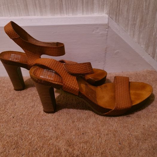 Sandle strap heels