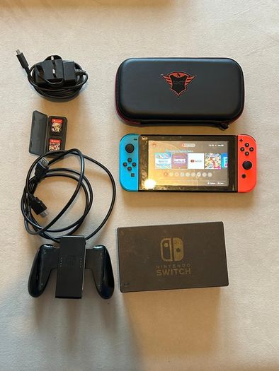 Nintendo Switch Plus 4 Games and Case.