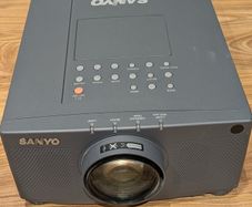 Sanyo PLC-XP10EA PC Multimedia Projector VGA 1900 Lumens