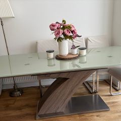 Beautiful Glass Dining table and chairs