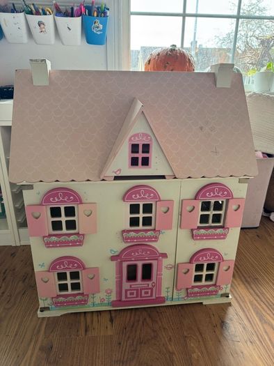 girl's doll house