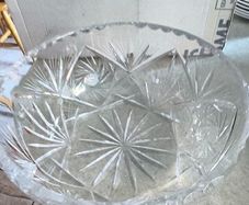 Vintage-Cut Crystal Bowl radial starburst or pinwheel/sunburst,motifs with geometric a serrated/sawtooth rim.