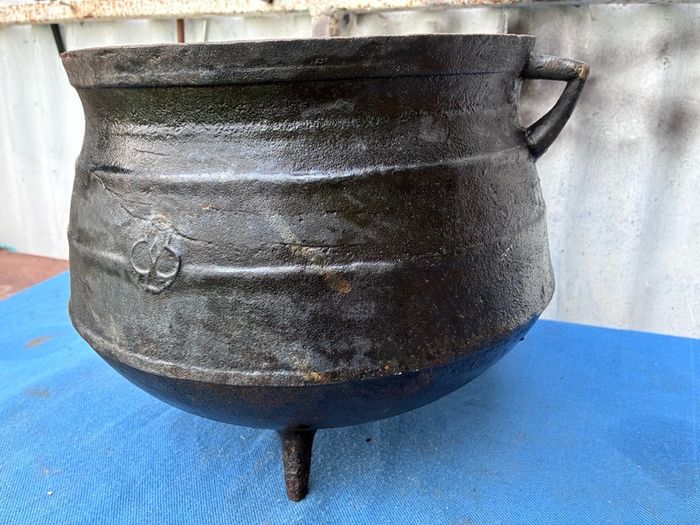 Very heavy metal skillet pot