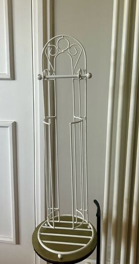 Freestanding toilet roll holder