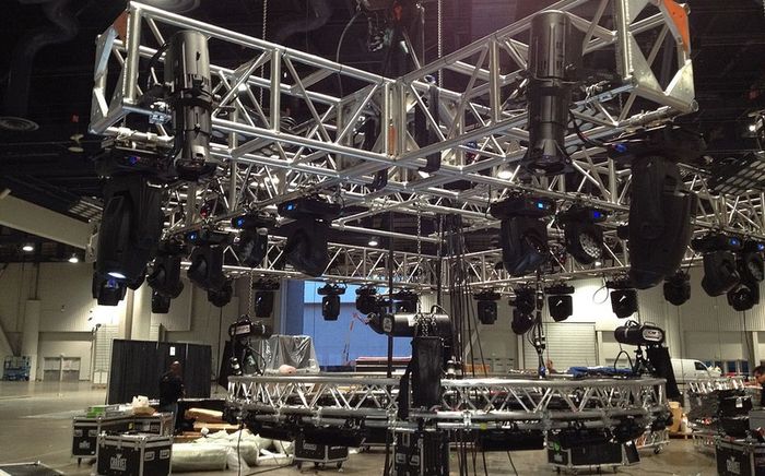 Stage rigging equipment