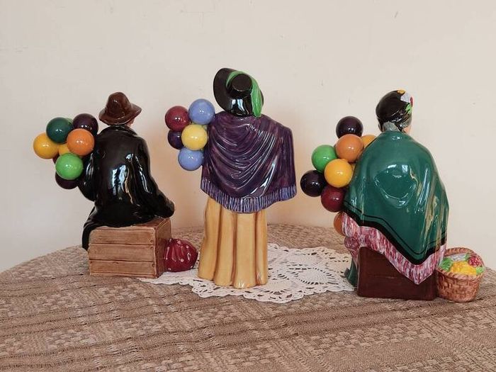 Vintage porcelain figurines family of balloon sellers by Royal Doultot . 85 euro each