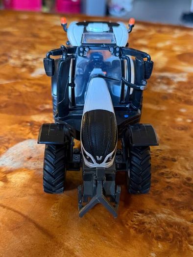 Britains 43215 Valtra T254 Versu Silver