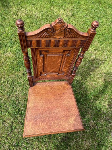 A charming pair of late Victorian carved oak Hall chairs richly modelled,  Cirka 1890's.