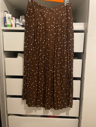H&M premium chocolate brown &white spot pleat skirt