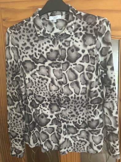 Brand new Tinta Made in Spain long sleeve grey animal print blouse for women size UK14 EU42 Postage included