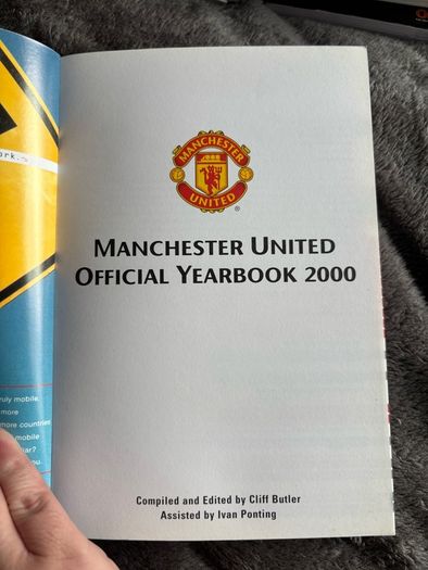 Manchester United Official Yearbook 2000