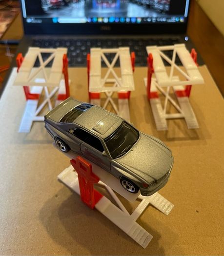Hot Wheels 1:64 scale car lift