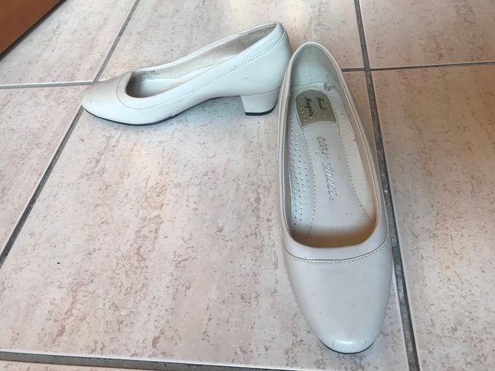 (Lot of 25) Ladies' Shoes Size 3/36