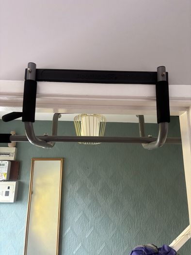 DoorMatrix pull up bar