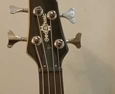 Gear4music 4-string electric bass guitar